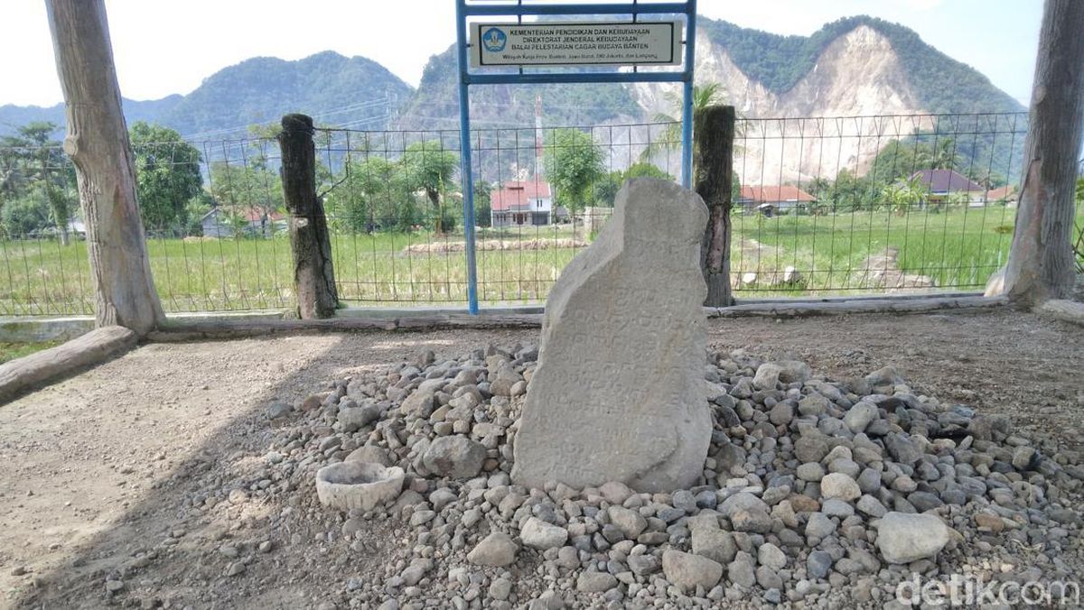 Foto 4 Kerajaan Pajajaran - Prasasti Huludayeuh